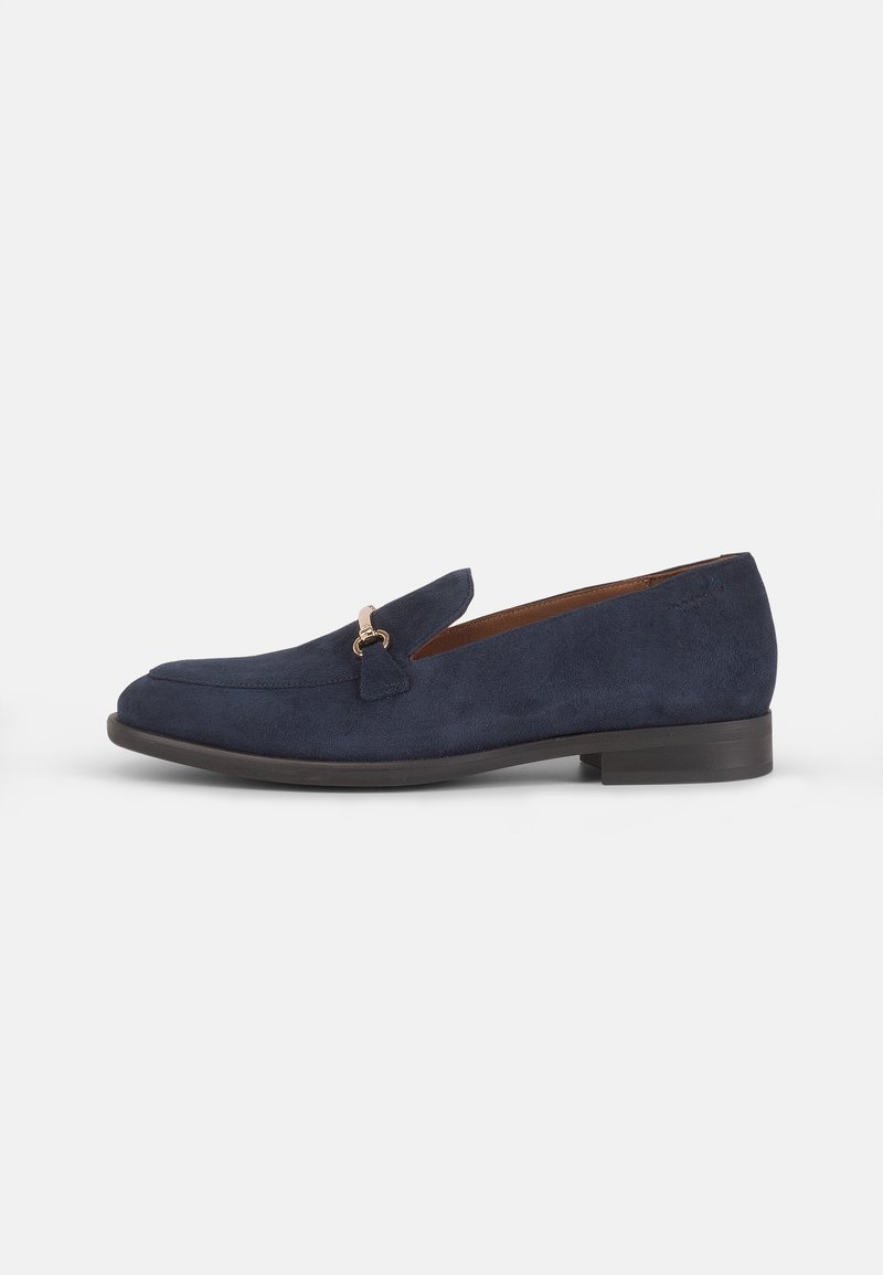 Tumedatesinisel nahast slip-on kingad, millel on diskreetne aasakujuline aktsent, ümmargune nina, madal must konts ja sile sisevooder. Minimalistlik disain.