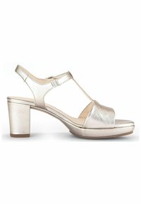 Sandale à talon argent métallique avec un design en T, bout ouvert, talon épais et texture lisse. Présente une légère plateforme pour plus de confort.