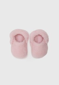 Vaaleanpunaiset fleece-tossut, joissa on pyöreä muotoilu, pehmeä rakenne ja mukava kaulus. Ei näkyvää metalliosaa. Pohja näyttää litteältä ja yhtenäisen väriseltä.