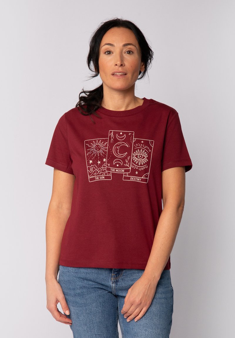 Bordeaux katoenen T-shirt met witte grafische prints van tarotkaarten met de labels "De Zon", "De Maan" en "Bestemming." Rundhals en korte mouwen.