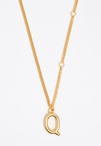 Collar de cadena color dorado con un colgante en forma de letra "Q" redondeada, que presenta un acabado suave y brillante con eslabones entrelazados.