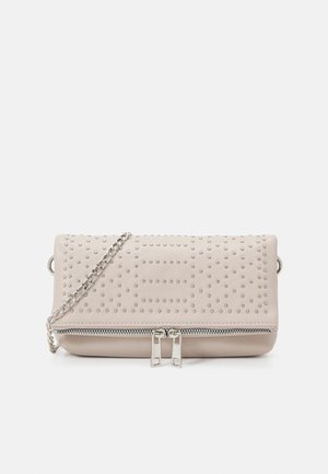 Beige rektangulær clutchtaske med sølvnitter, der danner et mønster, sølvkæde som rem og dobbelt lynlåslukning i bunden.