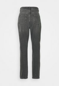 Jeans de mezclilla gris oscuro con un diseño de pierna recta y talle alto, dos bolsillos traseros y sutiles detalles de desgastado. Sin adornos visibles.
