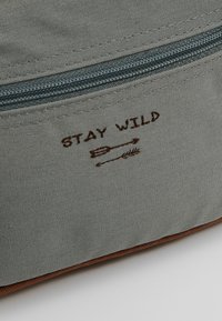 Lässig MINI WASHBAG ADVENTURE KULTURBEUTEL - Handtas - olive