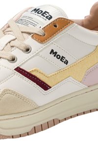Witte sneaker met een gestructureerde bovenkant met bordeauxrode en beige accenten, beige veters, een tan lederen patch en een rubberen zool.