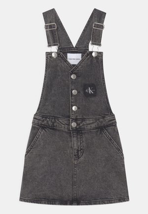 Ciemnoszara sukienka ogrodniczka z denimu z guzikami z przodu, regulowanymi ramiączkami, bocznymi kieszeniami i naszywką z logo Calvin Klein na piersi.