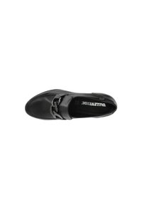Scarpa in pelle nera con finitura liscia, punte arrotondate e un accento decorativo in fibbia metallica sul dorso del piede.