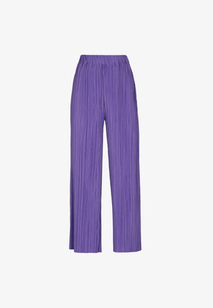 Pantaloni larghi plissettati viola con una vita elastica. Realizzati in materiale leggero, presentano una texture verticale su tutta la superficie.