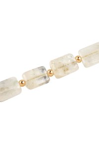 Przezroczyste prostokątne koraliki kryształowe przeplatane okrągłymi złotymi akcentami, prezentujące jasną paletę kolorów i gładką teksturę.