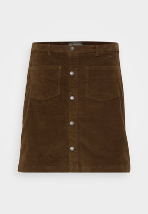 Jupe en velours côtelé marron avec deux poches frontales, fermeture à boutons sur le devant et tissu texturé. Dispose de cinq boutons-pression pour la fermeture.