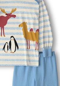 Katoenen pyjama set met een lange mouwen top met meerkleurige dierenprints en een blauw gestreept patroon; effen blauwe broek met elastische tailleband.