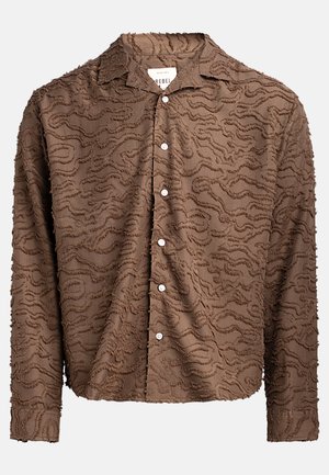 Braunfarbenes Button-Up-Shirt mit strukturiertem, gewundenem Muster, leichtem Stoff, langen Ärmeln und weißen Knöpfen zur Vorderseite als Verschluss.