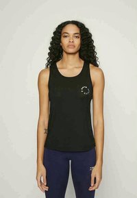 Čierny bezrukávový top vyrobený z mäkkej tkaniny, s okrúhlym výstrihom a malým logom na ľavej strane hrudníka.