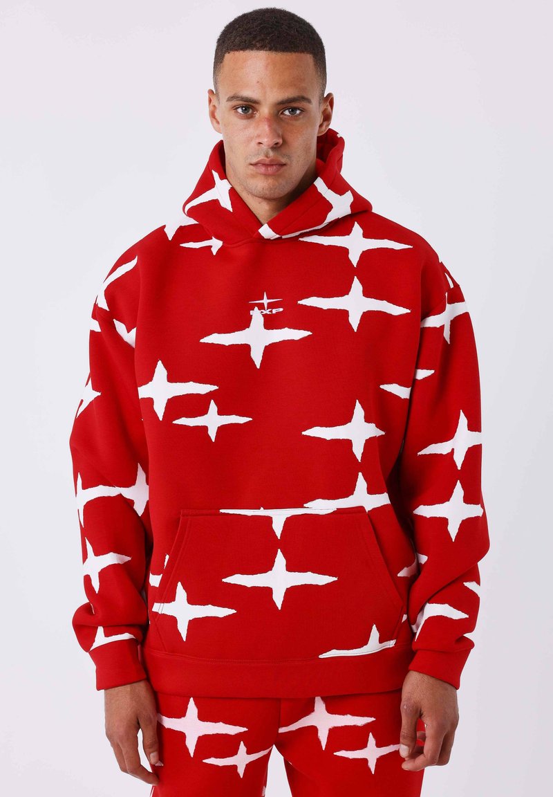 Sudadera roja con un patrón de estrellas blancas, que cuenta con un bolsillo tipo canguro y capucha. Fabricada con un tejido suave, tiene un corte relajado y puños acanalados.