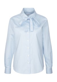 Hellbluse mit Streifen, Krawattenkragen, langen Ärmeln, Knopfleiste und weicher Textur; hat vertikale weiße Streifen und schmal zulaufende Bündchen.