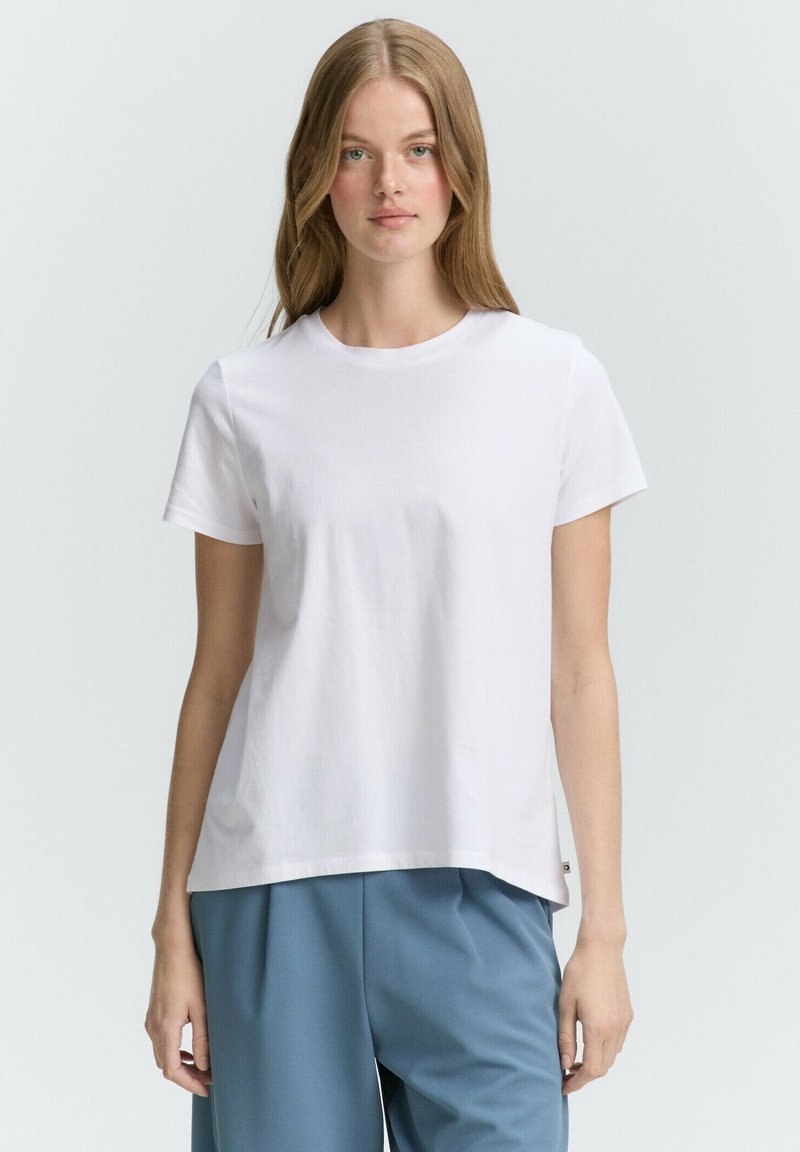 Witte katoenen t-shirt met een ronde hals en korte mouwen, met een ontspannen pasvorm en een gladde textuur. Eenvoudig ontwerp zonder patronen of accenten.