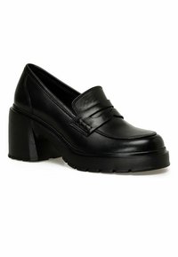 Czarne skórzane mokasyny z masywnym obcasem i ryflowaną podeszwą, z paskiem na wierzchu.