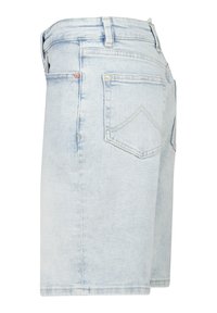 Pantaloni shorts in denim azzurro chiaro esposti di lato, con una vita, tasche e un sottile design cucito sul retro.