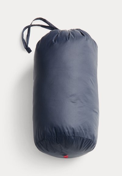 Marineblå kompresjonspose med sylindrisk form, laget av glatt, lett stoff. Har snøring til lukking og rødt logodetalj.