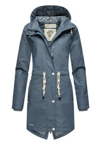 Chaqueta waterproof azul con capucha, cintura ajustable con cordón, botones a presión y un forro interior con patrón. Presenta mangas largas y un dobladillo en forma de cola de pez.