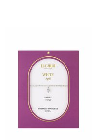 Zilveren armband van premium roestvrij staal met een enkele ronde hanger met een heldere steen, gepresenteerd op een paars en gouden kaart.