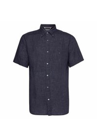 Camisa de botón de manga corta en azul marino oscuro, hecha de lino texturizado, con un cuello puntiagudo y un discreto logo de la marca en el pecho.