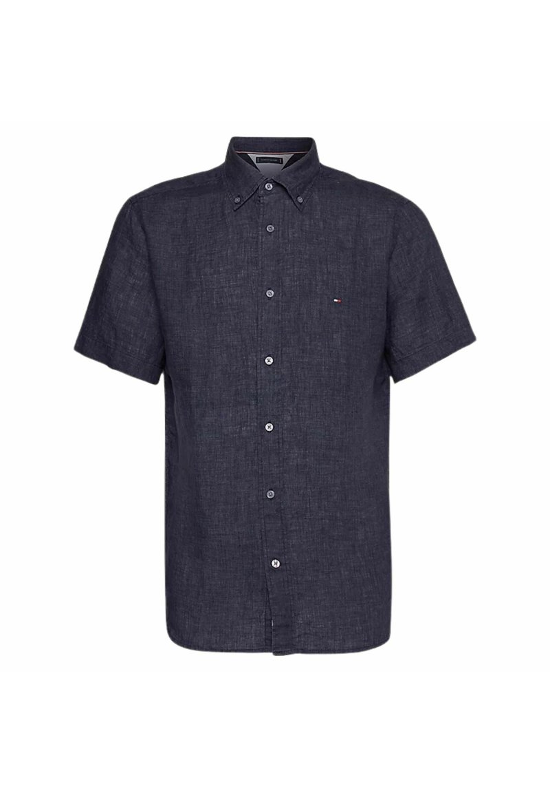 Camisa de botón de manga corta en azul marino oscuro, hecha de lino texturizado, con un cuello puntiagudo y un discreto logo de la marca en el pecho.