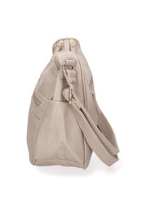 Borsa in pelle beige con superficie testurizzata, dotata di zip superiore, tasca laterale e tracolla rimovibile. Dettagli in metallo dorato.