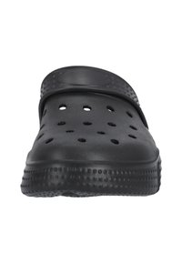 Schwarzer Schuh im Krokodil-Style mit texturiertem Obermaterial, mehreren Belüftungslöchern, einer dicken Sohle und einem breiten, verstellbaren Riemen über der Oberseite.