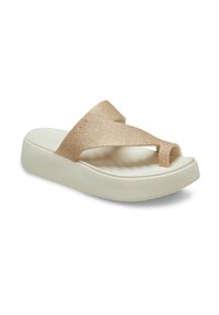 Gouden glitterslippers met een breed kruisriemontwerp, lichtgekleurde schuimzool en een lichte kromming in het voetbed voor comfort.