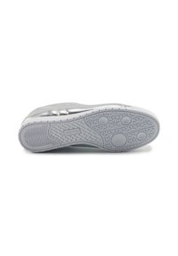 Silberner Sneaker mit einer strukturierten Gummisohle. Das Obermaterial hat ein glattes, metallisches Finish mit dezenten Akzenten und einer schlanken Form.
