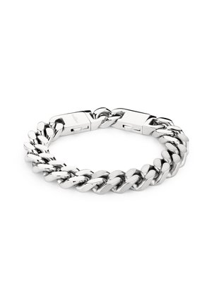 Bracelet épais en argent poli avec des maillons plats entrelacés et un fermoir rectangulaire sécurisé, présenté sur un fond blanc.