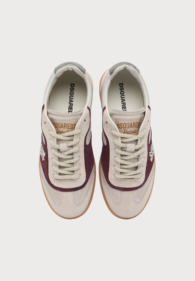 Paire de baskets à lacets avec empiècements en suède beige et bordeaux, semelles en gomme et marquage "DSQUARED2 Rebels" sur la languette et le côté.