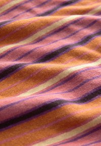 Unselected, tan brown stripe