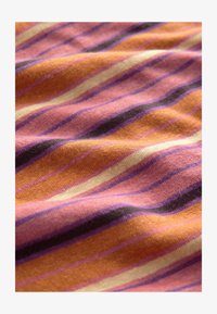 Unselected, tan brown stripe