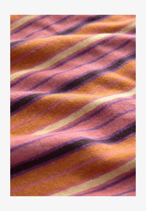 Puuvillakangas, jossa on aaltomaisia raitoja oranssin, vaaleanpunaisen, kerman ja violetin sävyissä. Pehmeä tekstuuri ja väriyhdistelmä luovat hienovaraisen kuviollisuuden.
