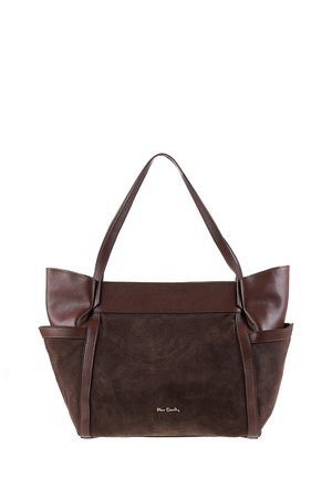 Borsa tote in cuoio e scamosciato marrone con manici larghi, una superficie testurizzata e una tasca laterale. Presenta un dettaglio a fiocco su un lato.