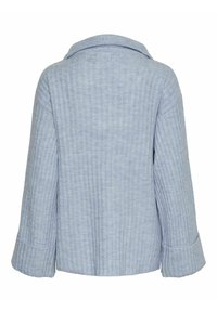 Svetlo modra, rebrasta pulover s ovratnikom in širokimi rokavi. Tekstura je mehka, z vidnim šivanjem in sproščenim krojem.