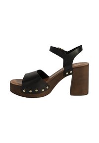 Zwarte leren platform sandaal met een brede band, enkelband en een blokhak. Gouden studs versieren de zijkant van de schoen voor extra detail.