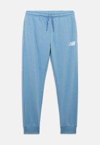 Jasnoniebieskie sportowe spodnie dresowe z elastycznym pasem, sznurkiem i ściągaczami; posiadają białe logo na lewej udzie.