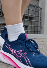 ASICS GEL-NIMBUS 26 - Zapatillas running asfalto - blue expanse/bold magenta