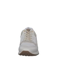 Weißer Sportschuh mit einem glatten Lederoberteil, Schnürdesign und dezenten beigen Akzenten. Strapazierfähige Gummisohle mit strukturierten Grip-Punkten.