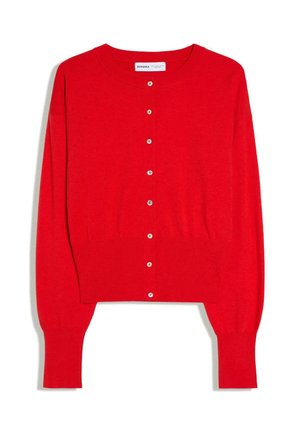 Cardigan rouge à manches longues coupé court avec encolure ronde, poignets et ourlet côtelés, et boutons blancs sur le devant.