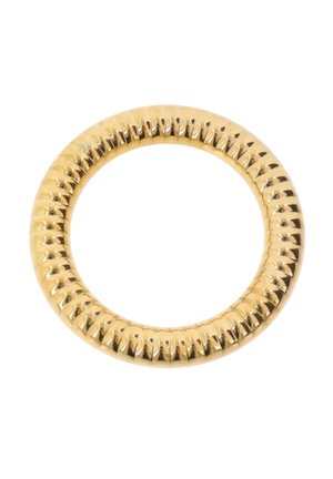 Anello circolare d'oro con un motivo scanalato e regolarmente distanziato lungo il bordo esterno, mostrato su uno sfondo bianco.