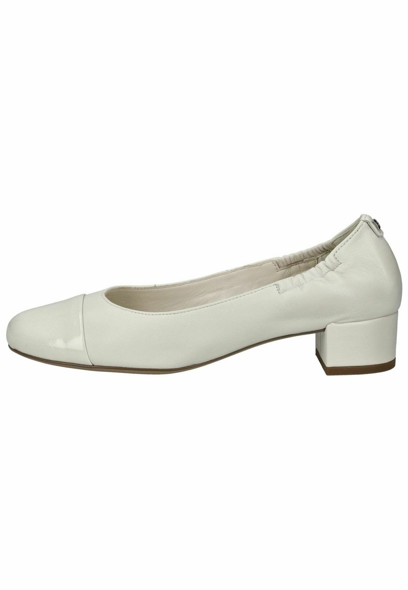 Weiße Leder-Ballettschuhe mit runder Spitze, kleinem Blockabsatz und elastischer Rückseite für besseren Sitz. Der glänzende Zehenbereich sorgt für Kontrast.