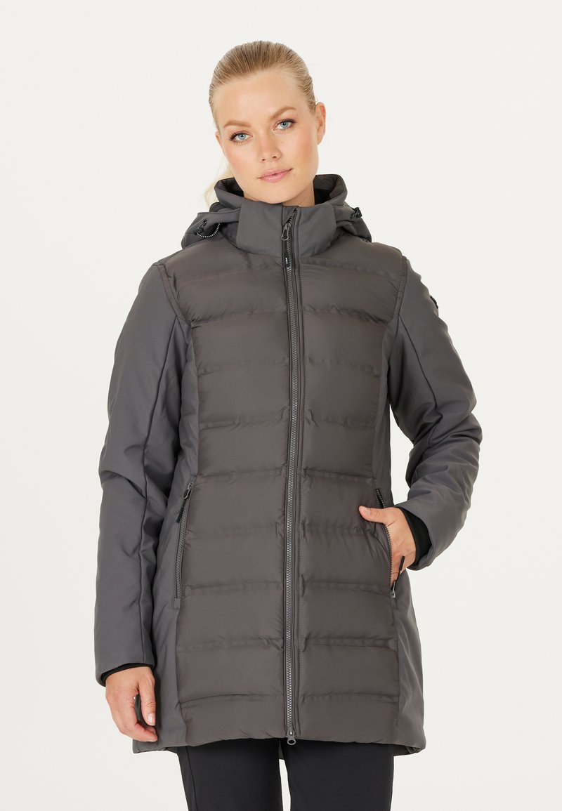 Polstret grå jakke med hætte, der har lynlåslukning foran, sidelommer og struktureret design. Glat stof og let længere skæring.