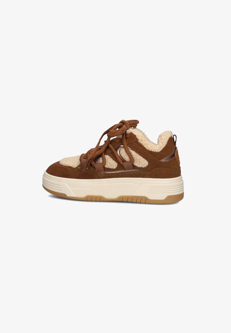 Baskets en daim marron avec doublure en fourrure crème, semelle en caoutchouc texturée et lacets marron. Présente des découpes sur les côtés et un col rembourré.