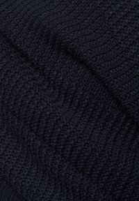 Gebreide stof in donker marineblauw, met een gestructureerd patroon van verhoogde ribbels en gladde secties, wat zorgt voor een gelaagd uiterlijk.