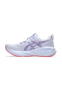 Baskets de course légères en maille blanche avec un design texturé, dotées d'un logo violet, d'une languette rembourrée et d'une semelle en caoutchouc rouge.