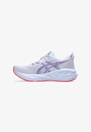 Baskets de course légères en maille blanche avec un design texturé, dotées d'un logo violet, d'une languette rembourrée et d'une semelle en caoutchouc rouge.